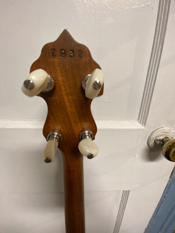 Featuring a violin grade maple rim without a tone ring, you get a warm, round note that is great for singing along. Perfect for the up and coming musician, this banjo opens the doors to a broader range, allowing you to play in the lower key of E in addition to being able to capo the strings at the third fret and also play in the standard key of G.