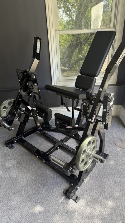 Hammer Strength Plate-Loaded Iso-Lateral Leg Extension Outlet