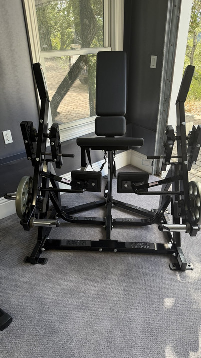 Hammer Strength Plate-Loaded Iso-Lateral Leg Extension Outlet