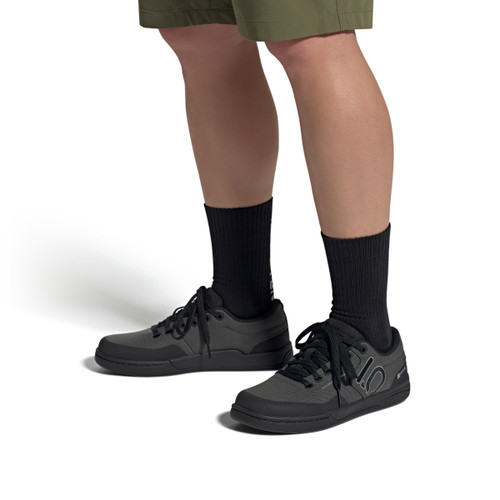 DGH Solid Grey/Core Black|DGH Gris uni/Noir noyau/G