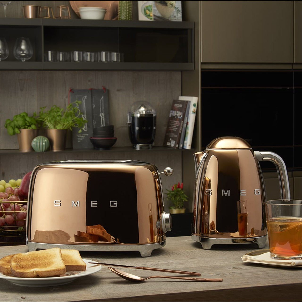 https://cdn11.bigcommerce.com/s-hccytny0od/images/stencil/1280x1280/products/2503/11286/smeg-electric-kettle-rose-gold-1__92042.1633486250.jpg?c=2?imbypass=on