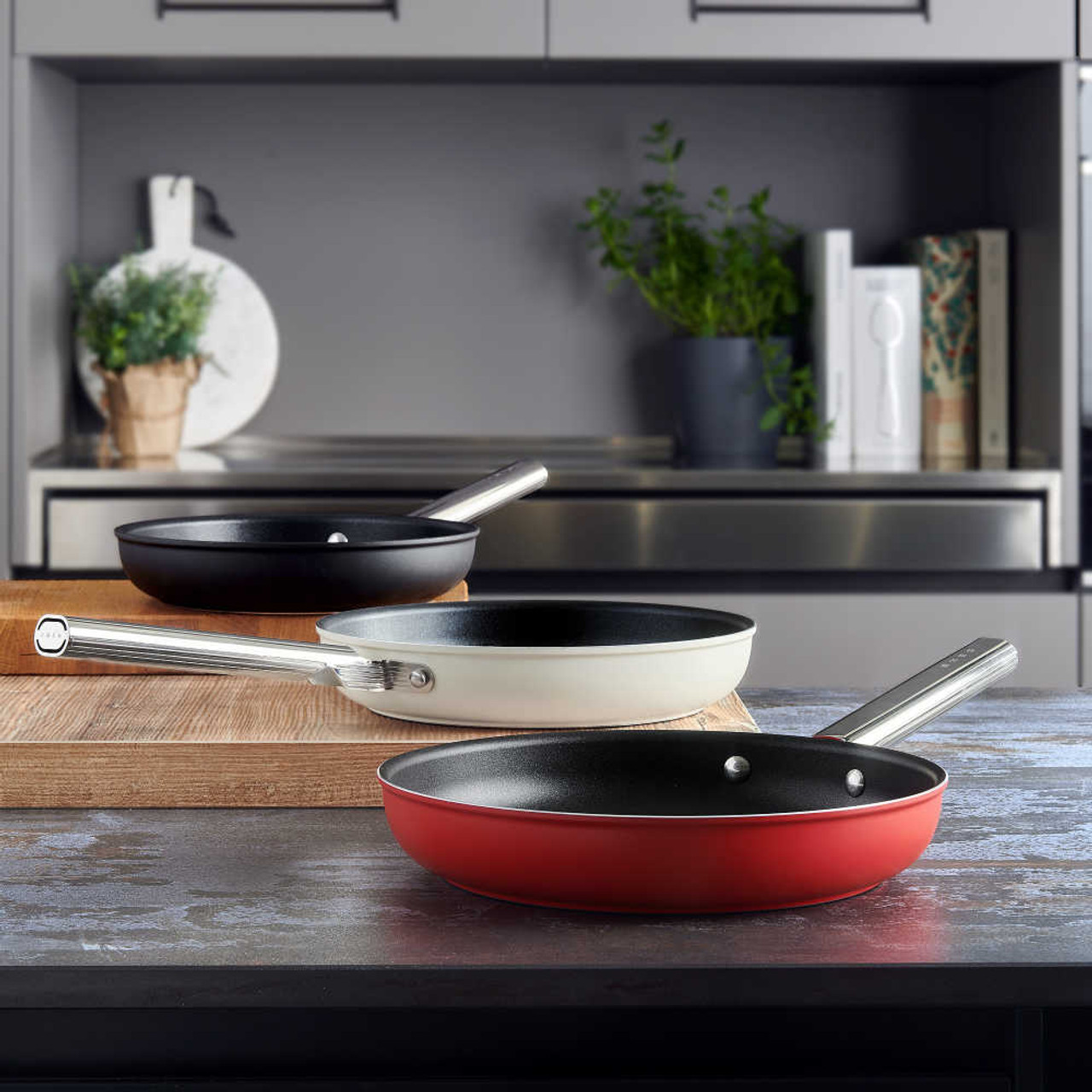 https://cdn11.bigcommerce.com/s-hccytny0od/images/stencil/1280x1280/products/4258/16165/smeg-fry-pan-black-cream-red__38841.1630253268.jpg?c=2?imbypass=on