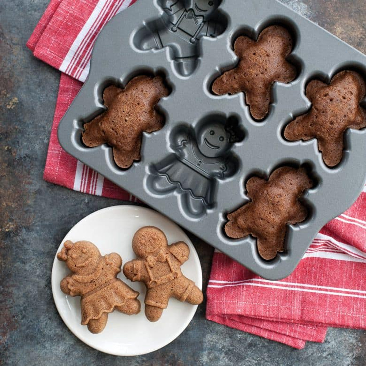 Gingerbread Family Cake - Nordic Ware