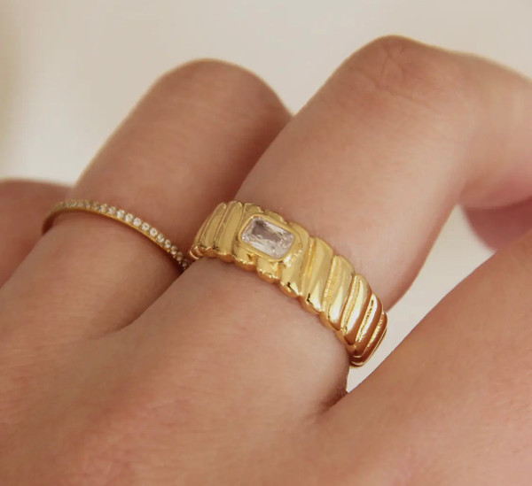 Croissant zirconia gold plated ring