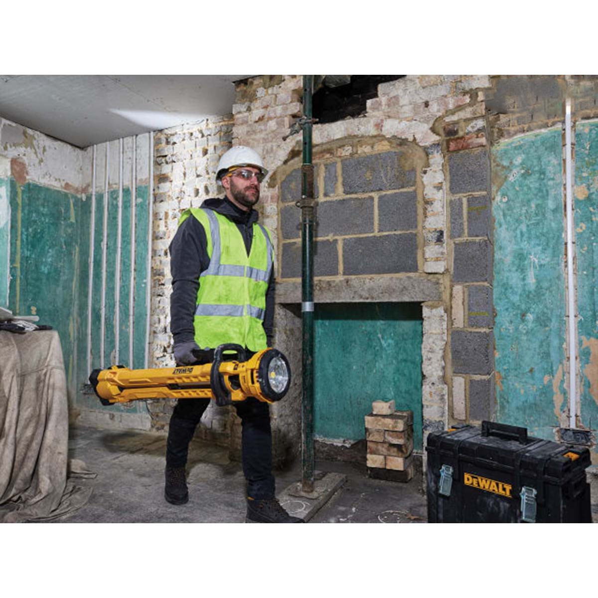 DeWalt DCL079 18v XR LED Tripod Light Toolden