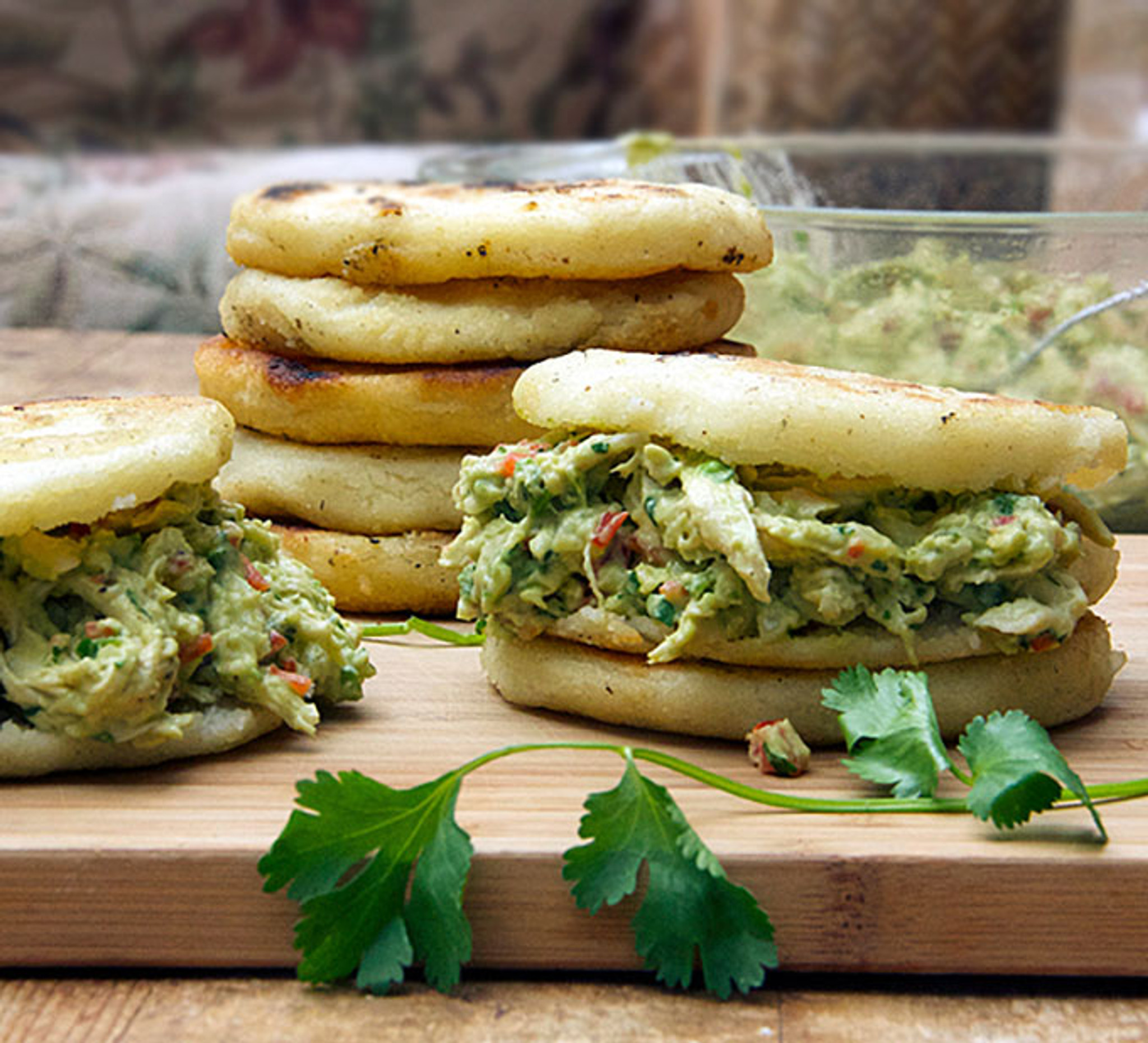 Arepas mit Huhn und Avocado