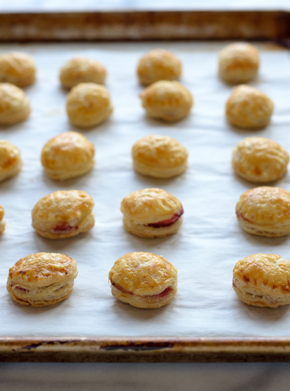 Cranberry Baked Brie Puff Pastry Bites