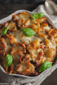 Baked Shells with Pesto, Mozzarella and Meat Sauce Baked Shells with Pesto, Mozzarella and Meat Sauce