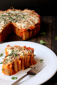 RIGATONI PASTA WITH SPICY POMODORO SAUCE (VEGAN) RIGATONI PASTA WITH SPICY POMODORO SAUCE (VEGAN)