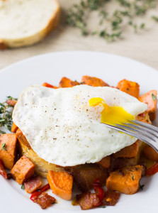 SWEET POTATO HASH WITH BACON AND RED PEPPERS SWEET POTATO HASH WITH BACON AND RED PEPPERS