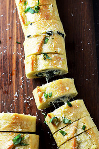 SPINACH AND ARTICHOKE DIP STUFFED GARLIC BREAD SPINACH AND ARTICHOKE DIP STUFFED GARLIC BREAD