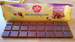 Freia Fruktnøtt Milk Chocolate with Fruit & Nuts - 200g Freia Fruktnøtt Milk Chocolate with Fruit & Nuts - 200g