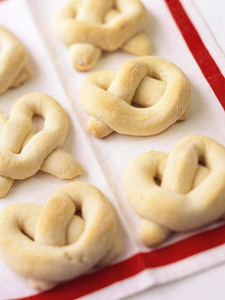 Authentic Handmade Norwegian Kringla Pastry - Pack of 6 Authentic Handmade Norwegian Kringla Pastry - Pack of 6