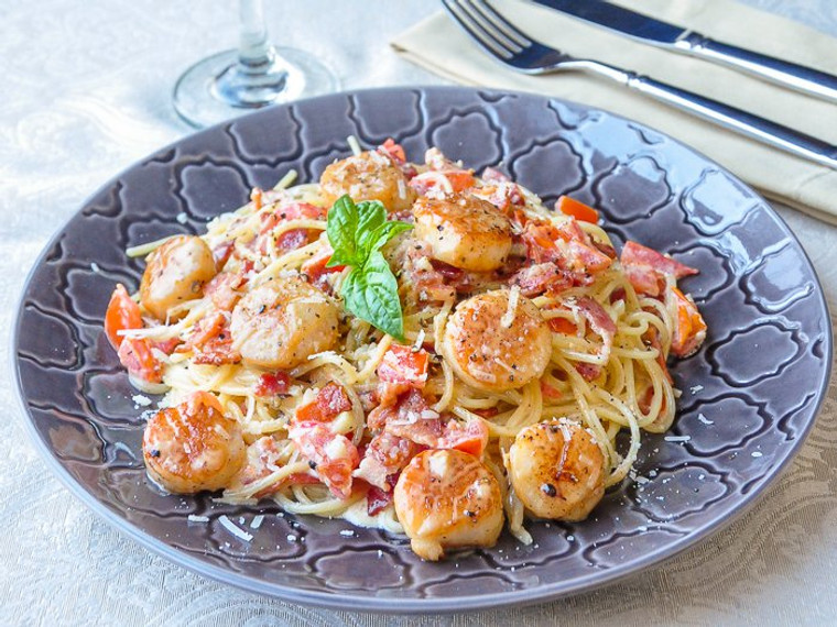 Creamy Garlic Scallops Spaghetti with Bacon