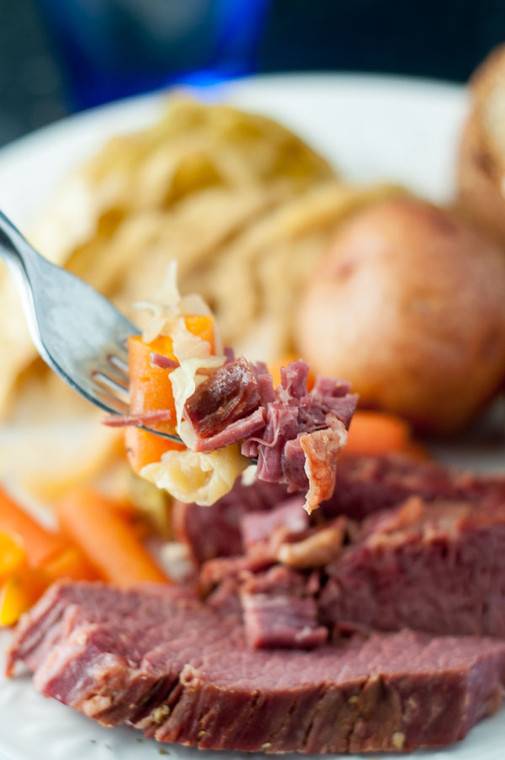 SLOW COOKER APPLE AND BROWN SUGAR CORNED BEEF AND CABBAGE