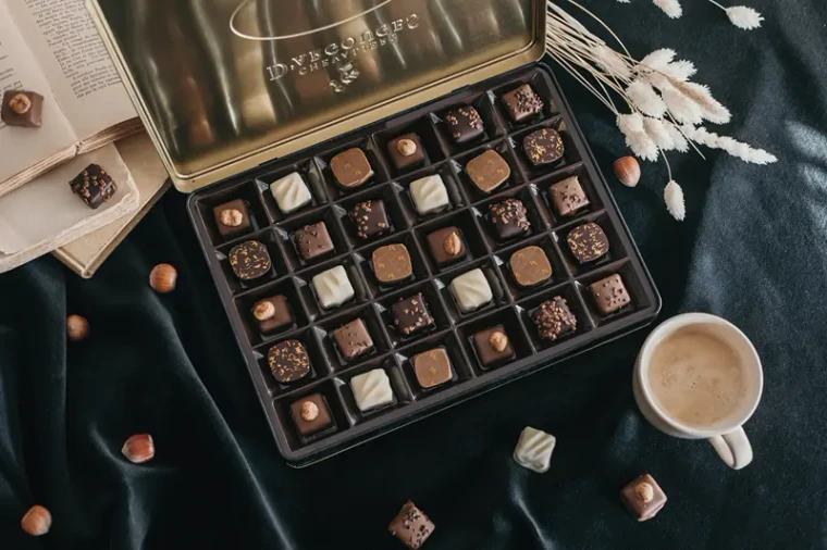 Chevaliers d’Argouges Assorted Milk, Dark & White Chocolates in Black Vintage Box – 300g