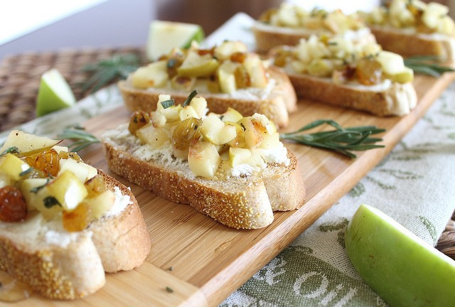 ROSEMARY APPLE & GOAT CHEESE CROSTINI