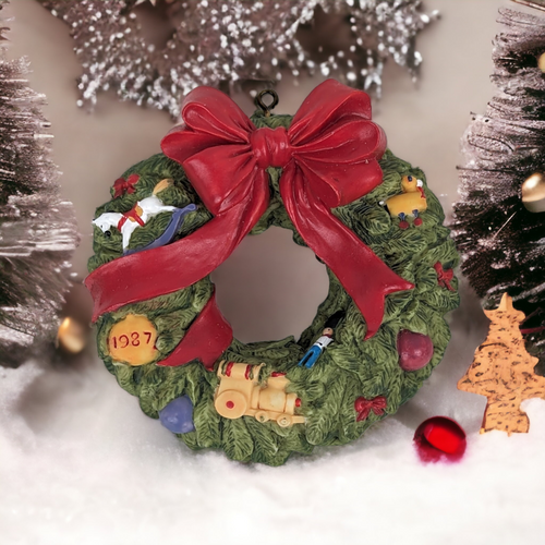 1987 Hallmark Keepsake Collectores Club Wreath of Memories Ornament