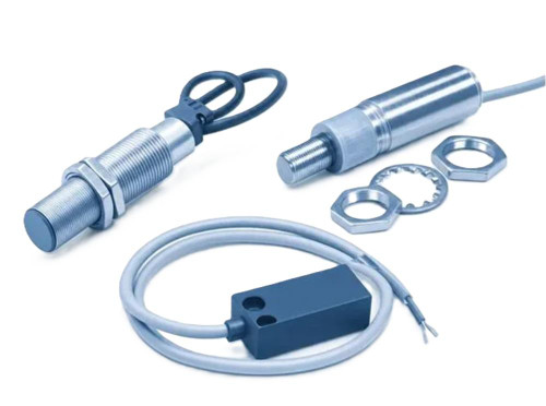 Allen-Bradley 872C-DH10CP30-E2 proximity sensor, cylindrical metal sensor with electrical cable and mounting hardware for industrial automation.