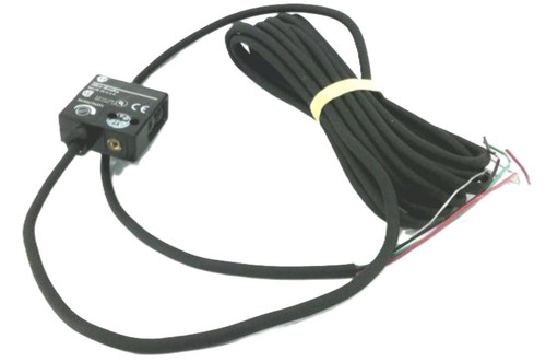 Allen-Bradley 42SMU-7000, industrial sensor with connecting cable for automation applications.