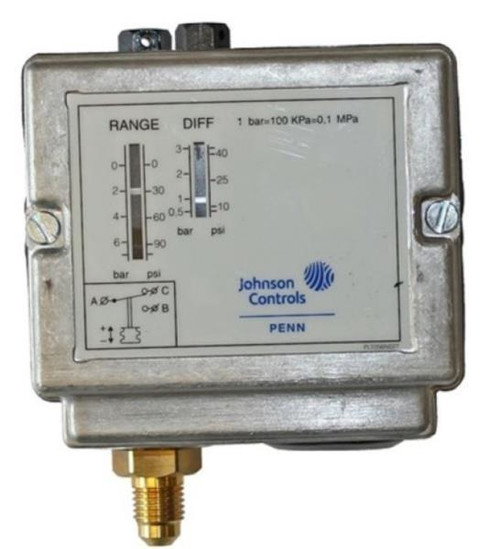 Johnson Controls P77AAW-9300, industrial pressure and differential gauge with measurement scales for pressure in bar and psi, enclosed in a metallic box with a display and connection ports.