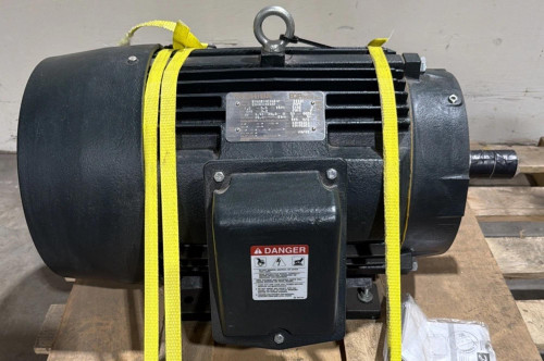 Toshiba Y756XSSC42A-P motor, industrial electric motor with black body, mounted on a wooden pallet with yellow straps, featuring a metal nameplate and warning label.