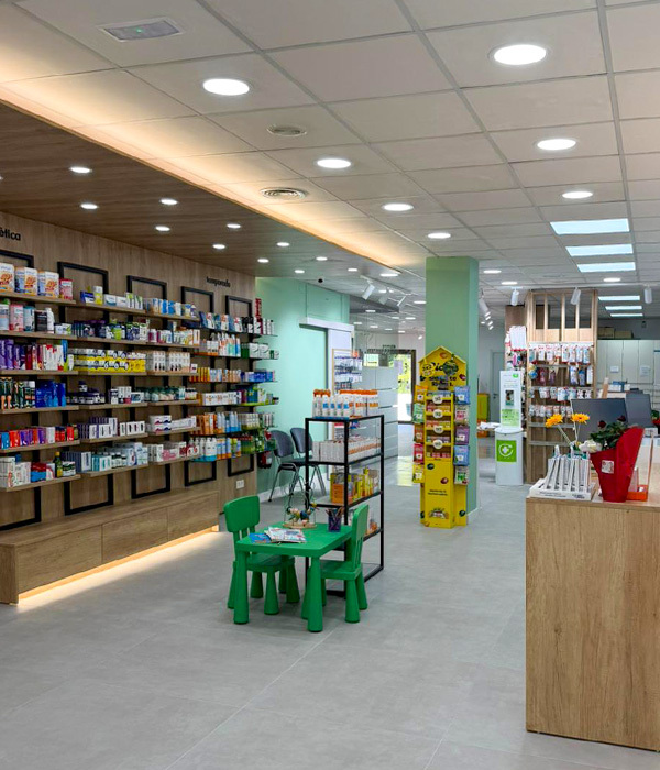 Interior de Farmacia Carmen Ortiz en Benacazón (Sevilla)