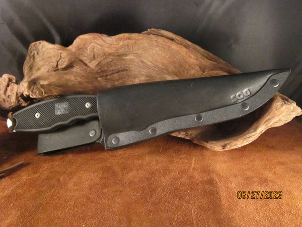 Field knife in leather sheath