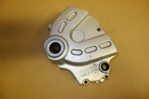 Front sprocket cover - Καλυμα μπροστινου γραναζιου FZR400 3TJ