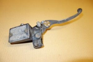 Front brake master cylinder - Τρομπα μπροστινου φρενου KLE500