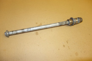 Rear wheel axle - Πισω αξονας τροχου CB400 Super Four