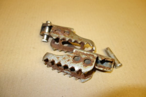 Set of front footrests - Μπροστινα μασπιε TS125R