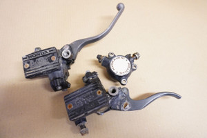 Brake and clutch master cylinders - Τρομπες φρενου και συμπλεκτη VF400 Brake and clutch master cylinders - Τρομπες φρενου και συμπλεκτη VF400