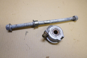 Front wheel axle and speedo drive - Μπροστινος αξονας και ατερμονας τροχου RZ250 R YPVS