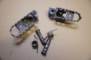 Set of front footrests - Μπροστα μασπιε DT125 3BN