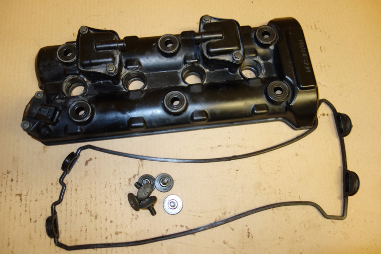 Cylinder head cover - Καπακι κεφαλης GSXR1000 K1