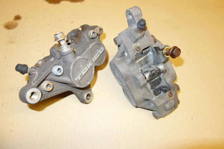 Set of front  brake  calipers -  Σετ μπροστινες δαγκανες RGV250 VJ21