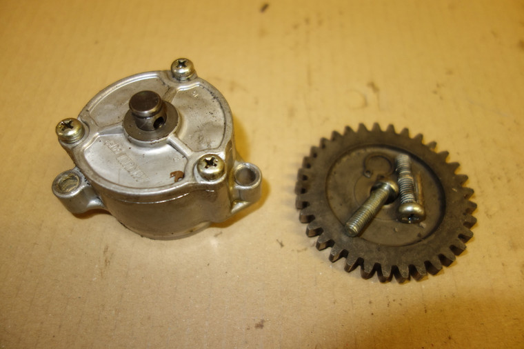 Oil pump - Τρομπα λαδιου GS650 G KATANA 1981