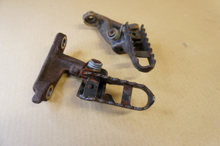 Set of front footrests - Μασπιε οδηγου XLR250 R