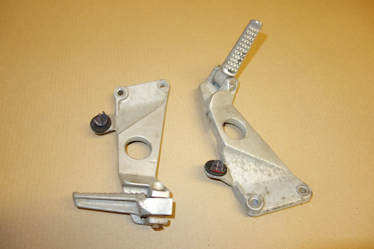 Set of rear footrests - Πισω μασπιε BROS 650