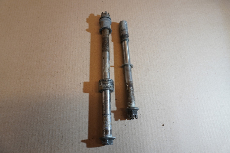 Set of wheel axles - Αξονες τροχων CB250 RS