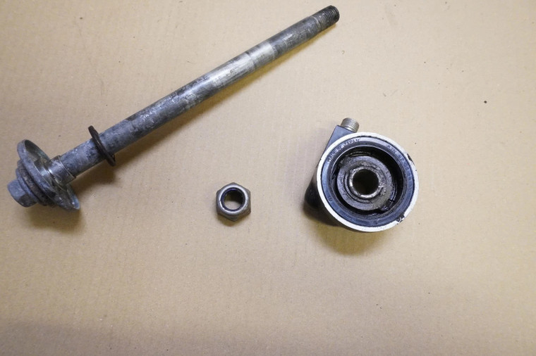 Front wheel axle -   Αξονας μπροστινου τροχου KLE500