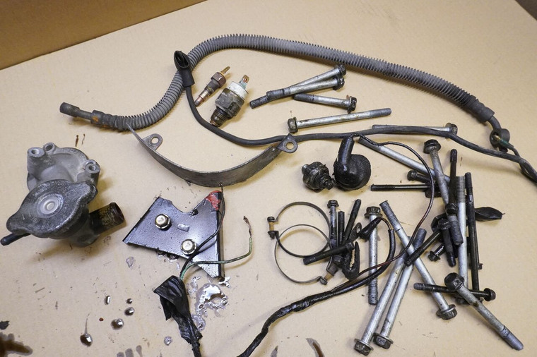 Various  engine parts -  Διαφορα ανταλλακτικα κινητηρα KLE500