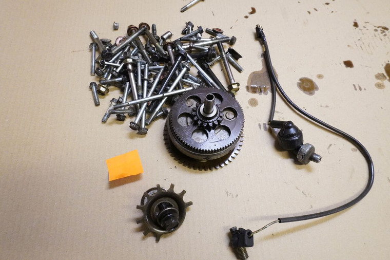 Set of various engine parts - Διαφορα ανταλλακτικα κινητηρα CB-1 400