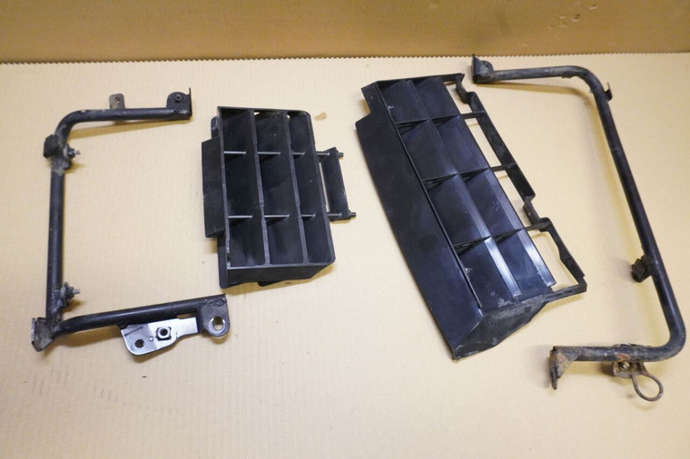 Set of radiator mounts and grills - Βασεις ψυγειου και γριλλιες DT125 3BN