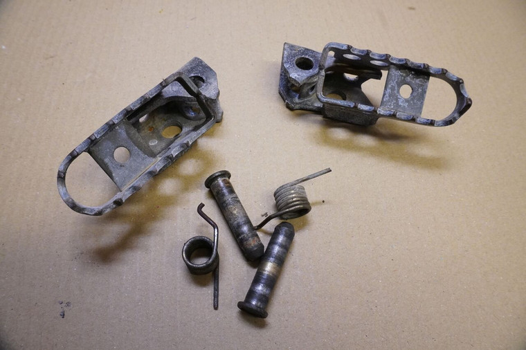 Set of front footrests - Μπροστα μασπιε DT125 3BN