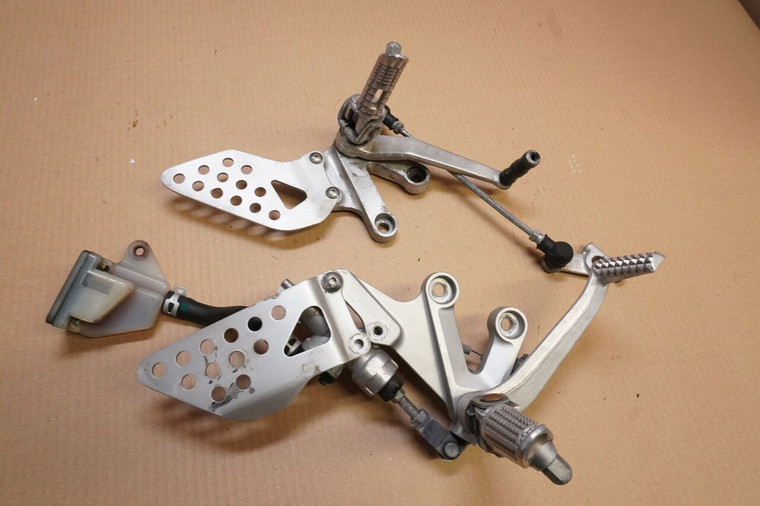 Set of front footrests - Μπροστινα  μασπιε GSXR1000 K4