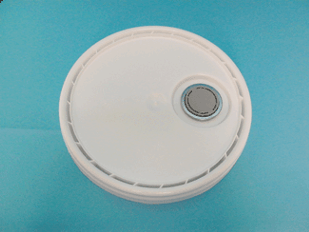 UN RATED PLASTIC PAIL LID WITH RIEKE® FLEXSPOUT® - WHITE