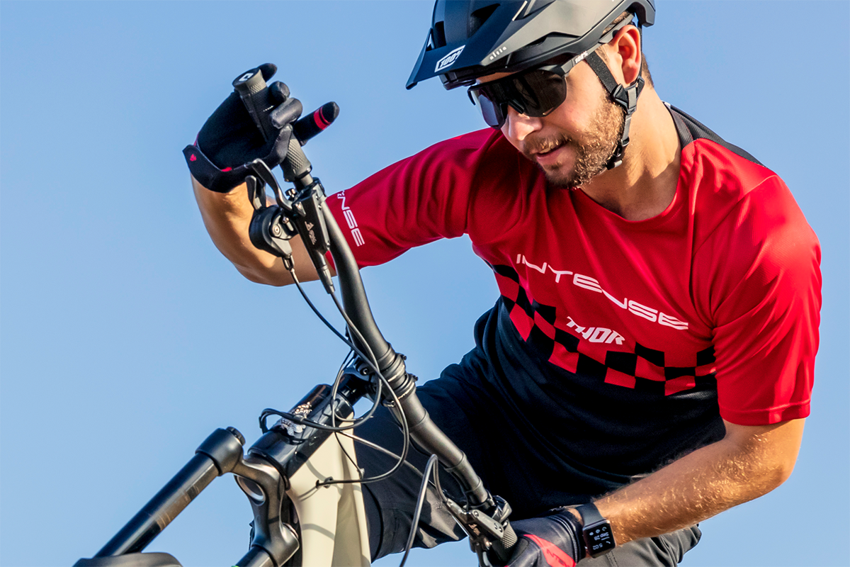 THOR Intense Assist Chex Short-Sleeve Jersey - Red/Black - Medium 5120-0140