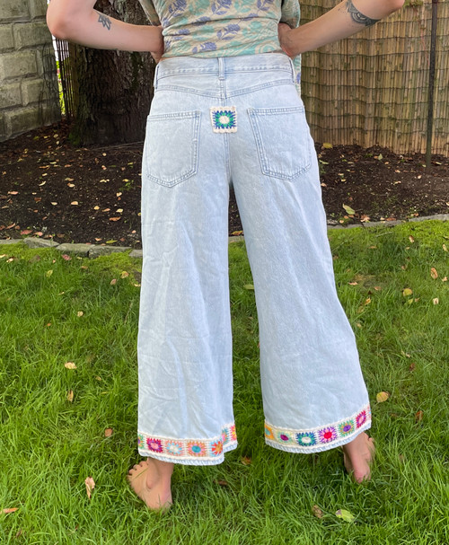 LIGHT WASH CROP WIDE LEG GRANNY SQUARE JEANS